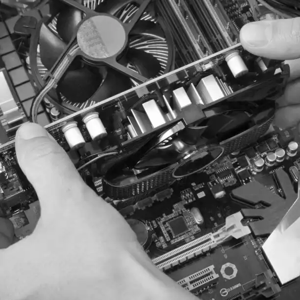 Τεχνικός υπολογιστών στο Γαλάτσι πραγματοποιεί αναβάθμιση κάρτας γραφικών σε gaming PC