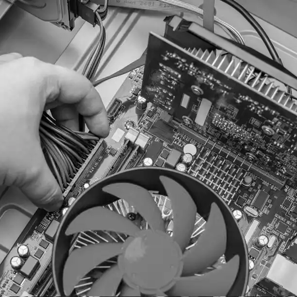 Επισκευή Υπολογιστών. Τεχνικός υπολογιστών στο Γαλάτσι πραγματοποιεί εγκατάσταση τροφοδοτικού και έλεγχο μητρικής πλακέτας