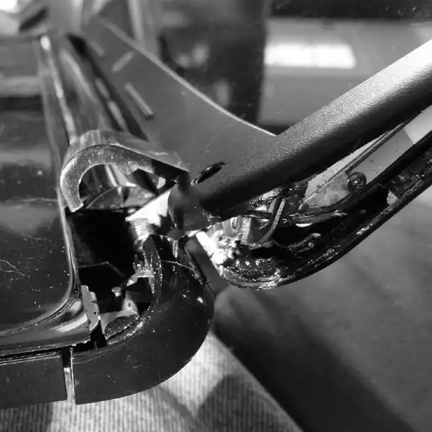 Αποκατάσταση σπασμένου πλαισίου και μεντεσέ σε φορητό υπολογιστή