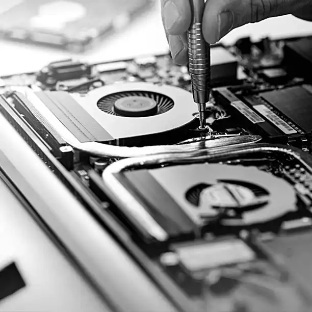 Επισκευή ακριβείας πάνω στη μητρική πλακέτα με ειδικά εργαλεία