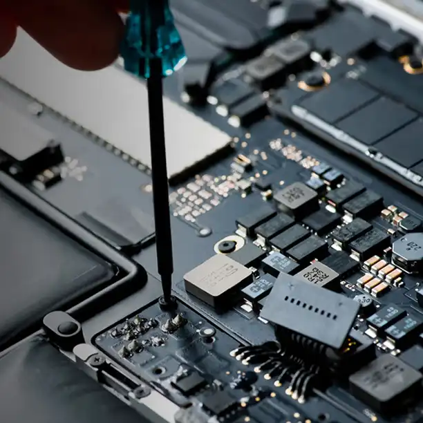 Τεχνικός TechNick πραγματοποιεί επισκευή ακριβείας με ειδικό κατσαβίδι σε κυκλώματα μητρικής πλακέτας